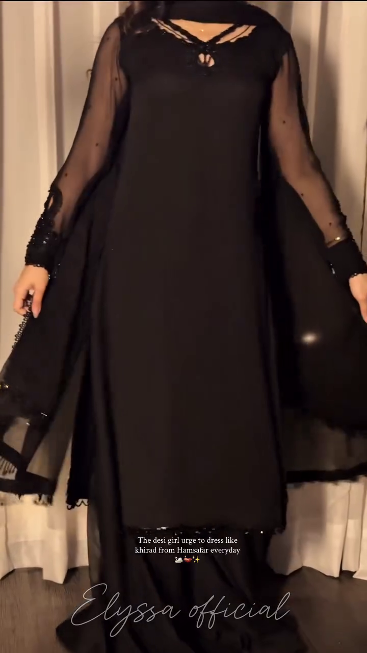 🖤✨ “Midnight Muse Luxury Black Cape-Style Formal Dress – Timeless, Elegant & Magical” ✨🖤