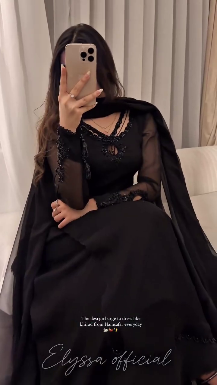 🖤✨ “Midnight Muse Luxury Black Cape-Style Formal Dress – Timeless, Elegant & Magical” ✨🖤