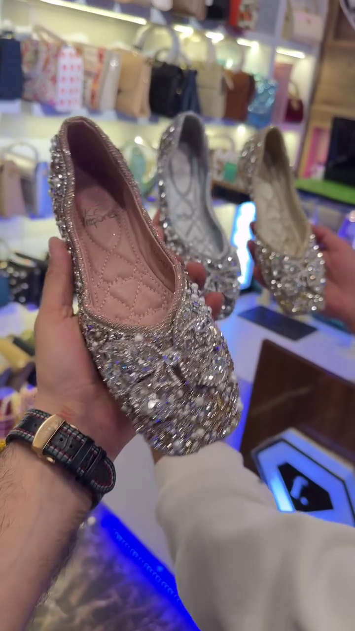 ✨👑 “Royal Crystal Blossom Hand-Embellished Khussa – The Luxury Pair Your Outfit Deserves” 👑✨