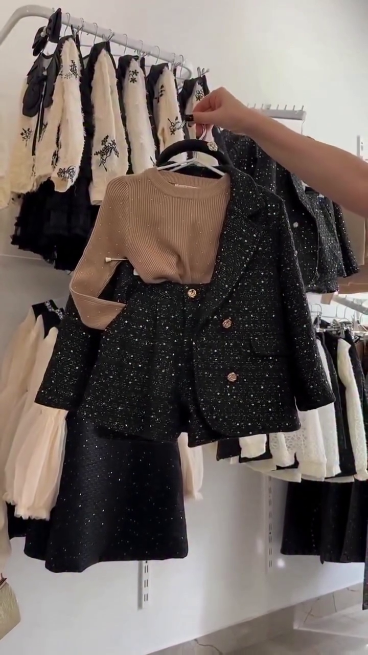 ✨🖤 “Mini Royal Tweed Blazer & Skirt Set – Luxe Winter Fashion for Stylish Girls”