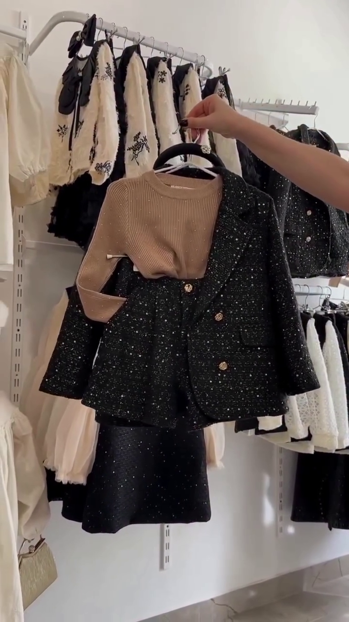 ✨🖤 “Mini Royal Tweed Blazer & Skirt Set – Luxe Winter Fashion for Stylish Girls”