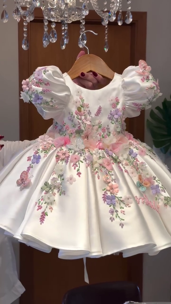 🌸👑 “Royal Garden 3D Blossom Princess Dress – Hand-Embroidered Luxury Couture for Little Queens” 👑🌸
