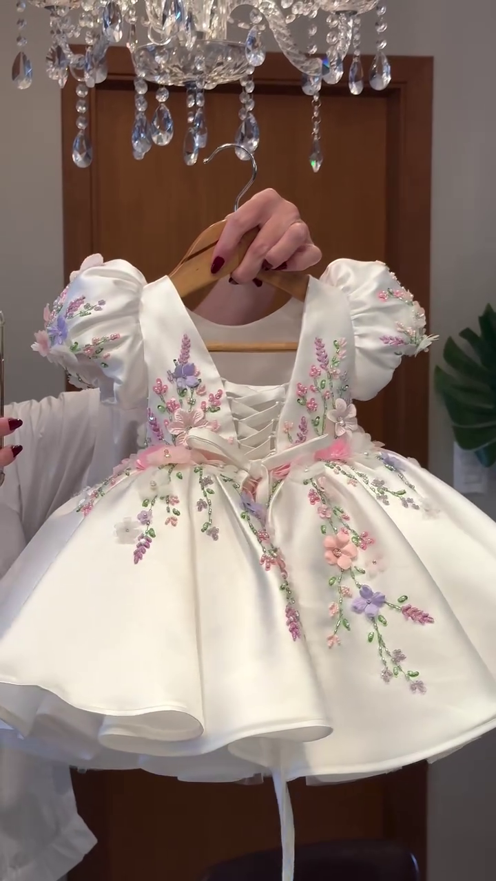 🌸👑 “Royal Garden 3D Blossom Princess Dress – Hand-Embroidered Luxury Couture for Little Queens” 👑🌸