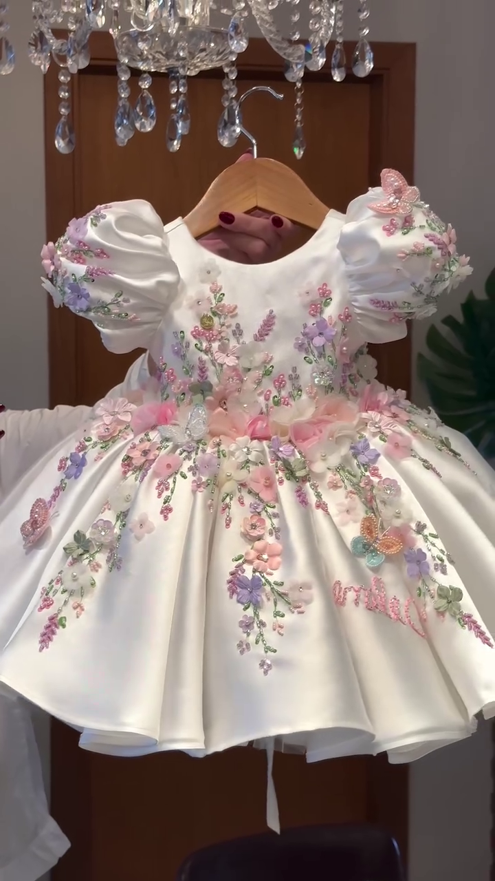 🌸👑 “Royal Garden 3D Blossom Princess Dress – Hand-Embroidered Luxury Couture for Little Queens” 👑🌸