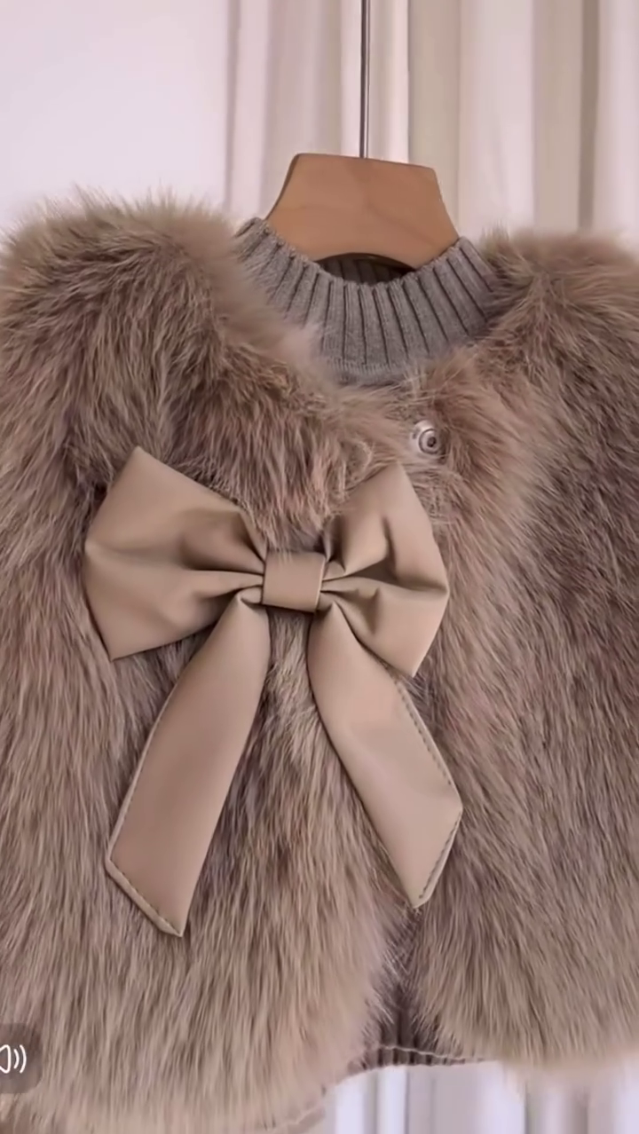 🧸✨ “Luxury Winter Bow-Fur 3-Piece Outfit Set for Girls – Chic Sweater, Faux Fur Vest & Pleated Skirt” ✨🧸