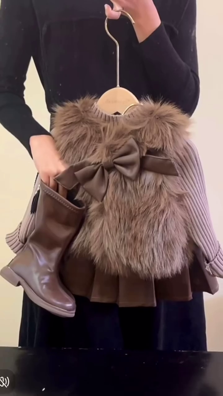 🧸✨ “Luxury Winter Bow-Fur 3-Piece Outfit Set for Girls – Chic Sweater, Faux Fur Vest & Pleated Skirt” ✨🧸
