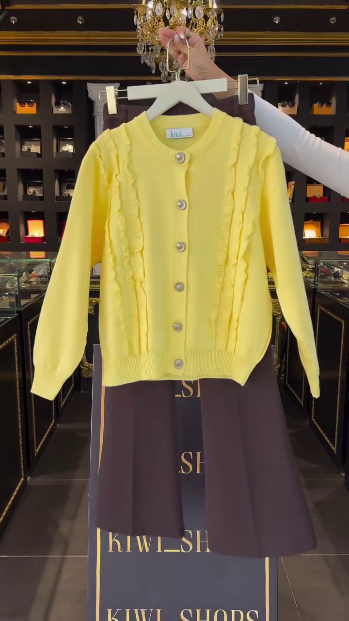 🌼✨ “Sunshine Ruffle Knit Cardigan Set – Elegant, Cozy & Classy Premium Wear (XXS–XXL)” ✨🌼