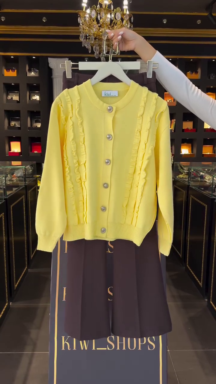 🌼✨ “Sunshine Ruffle Knit Cardigan Set – Elegant, Cozy & Classy Premium Wear (XXS–XXL)” ✨🌼