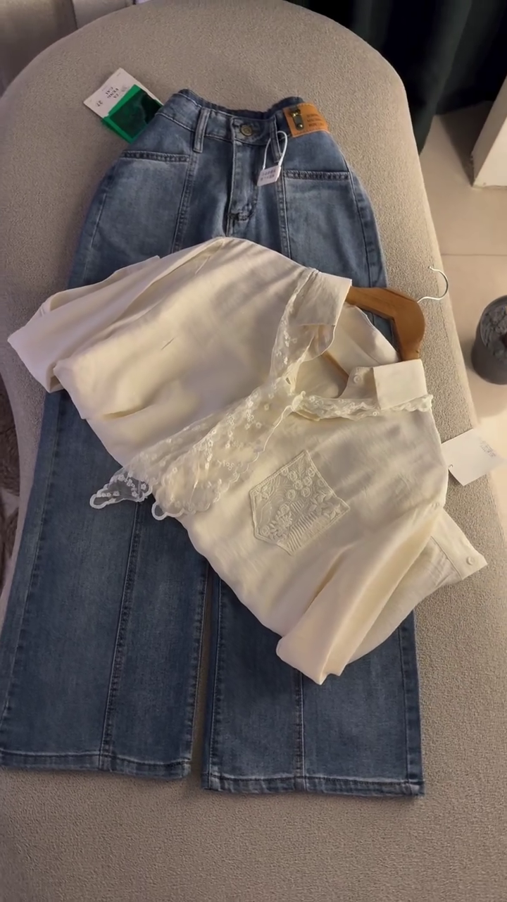 🤍✨ “Elegant Lace-Collar Vintage Blouse & Denim Set – Timeless, Soft & Classy (XXS–XXL)” ✨🤍