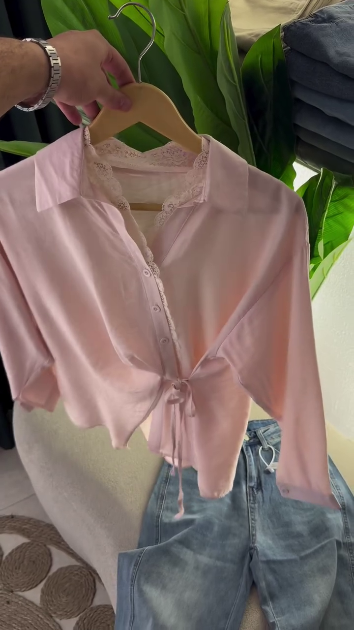🌸✨ “Elegant Soft-Pink Tie-Front Lace Blouse – Feminine, Fresh & Effortlessly Chic (XXS–XXL)” ✨🌸