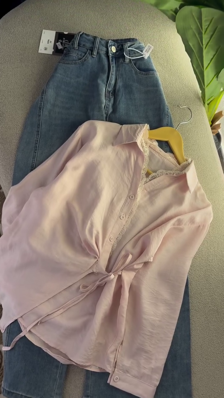 🌸✨ “Elegant Soft-Pink Tie-Front Lace Blouse – Feminine, Fresh & Effortlessly Chic (XXS–XXL)” ✨🌸