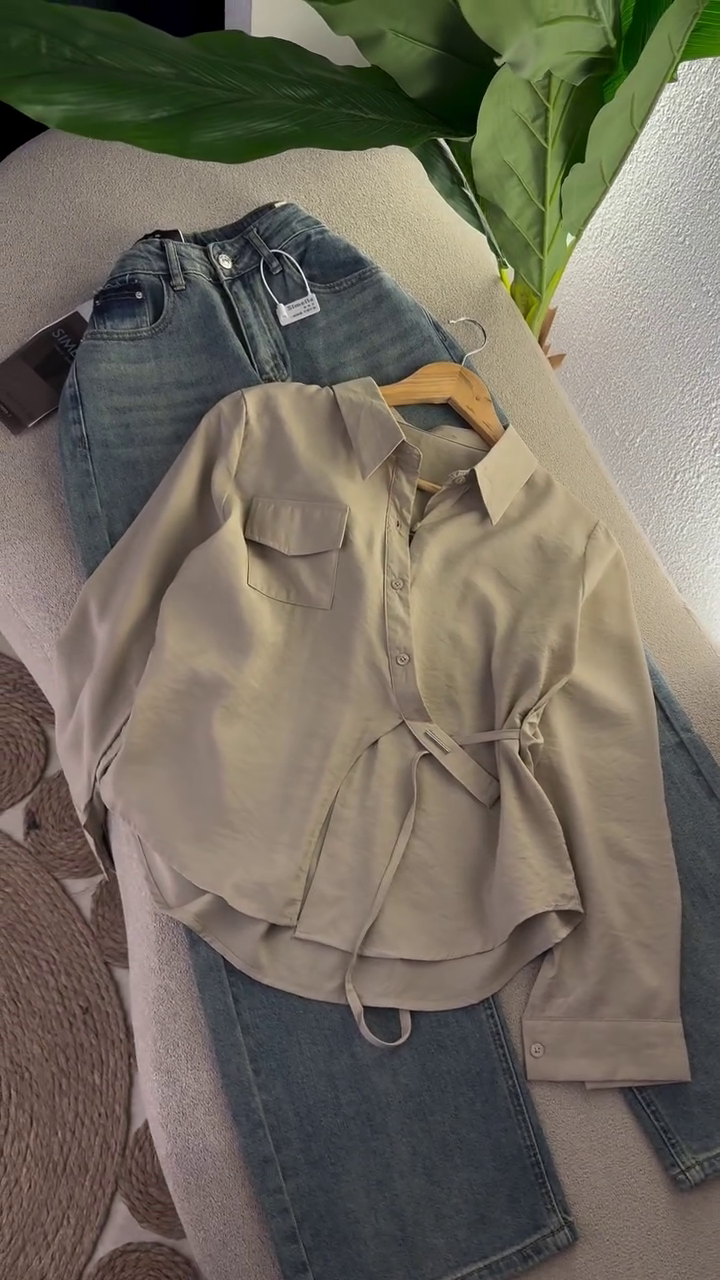 🌿✨ “Elegant Wrap-Tie Khaki Shirt & Denim Set – Soft, Stylish & Effortlessly Chic (XXS–XXL)” ✨🌿