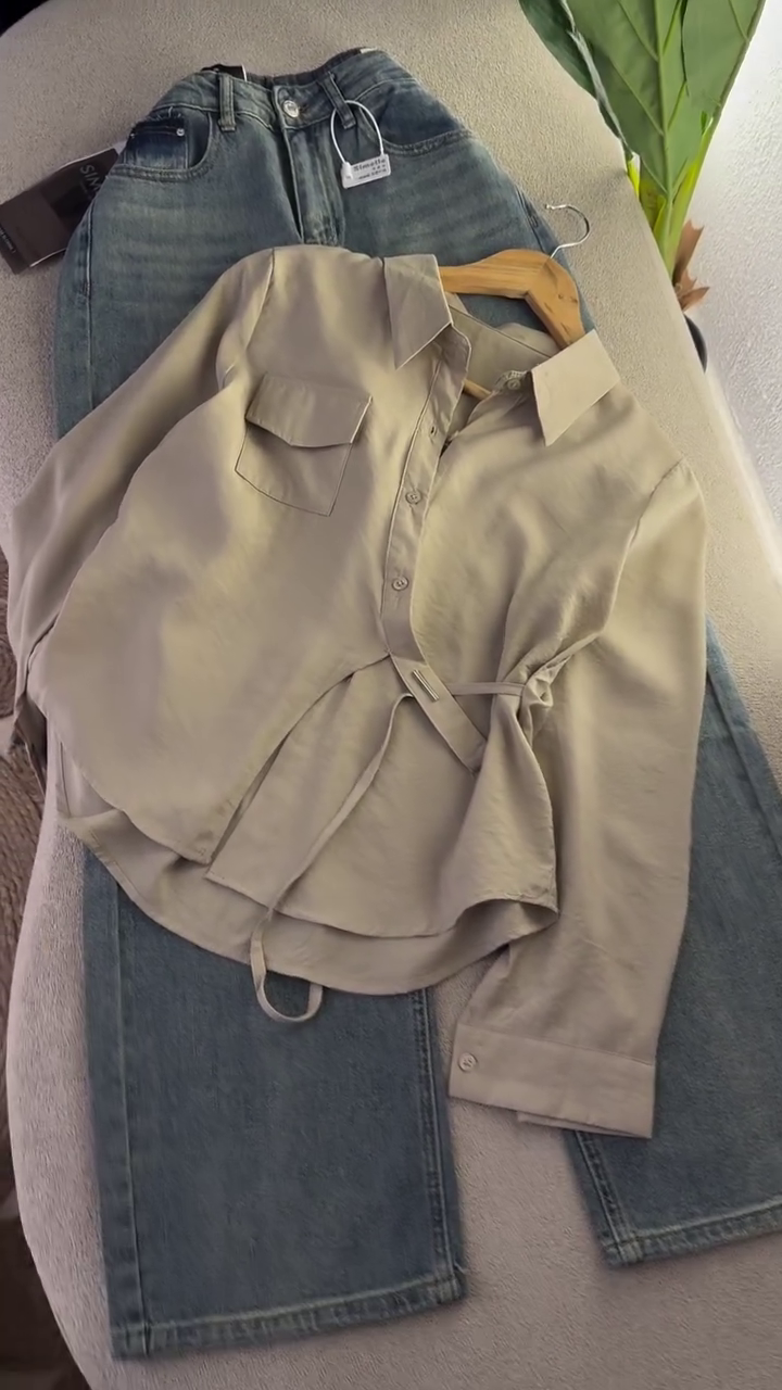 🌿✨ “Elegant Wrap-Tie Khaki Shirt & Denim Set – Soft, Stylish & Effortlessly Chic (XXS–XXL)” ✨🌿