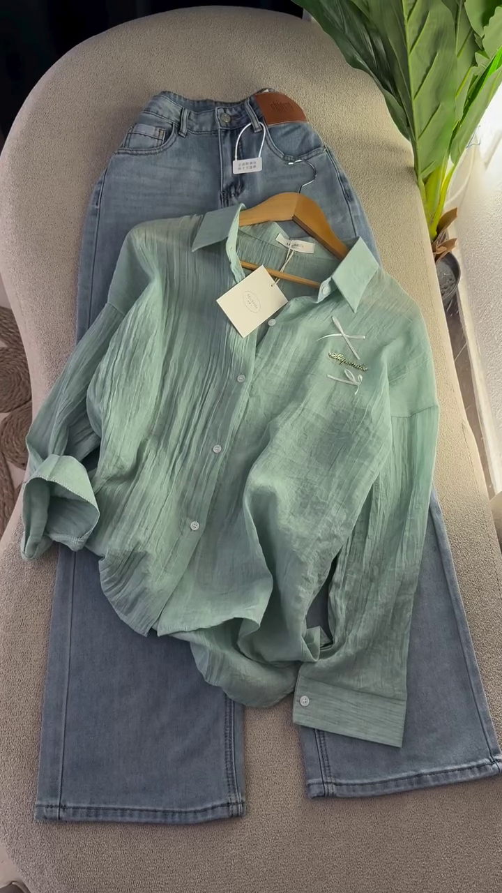 🌿💙 “Mint Breeze Textured Shirt & Classic Denim Set – Soft, Airy & Timelessly Stylish (XXS–XXL)” 💙🌿