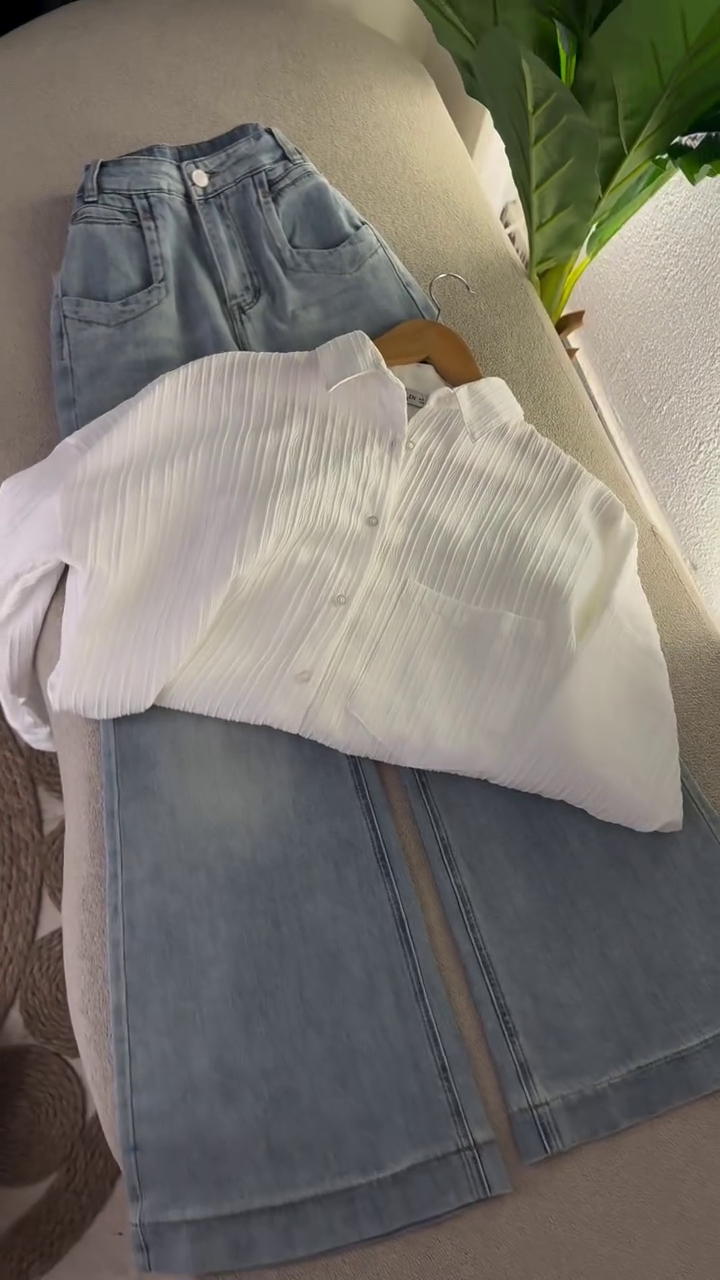🤍✨ “Pure Elegance Textured White Shirt & Soft Denim Set – Minimal, Classy & Comfort-Fit (XXS–XXL)” ✨🤍
