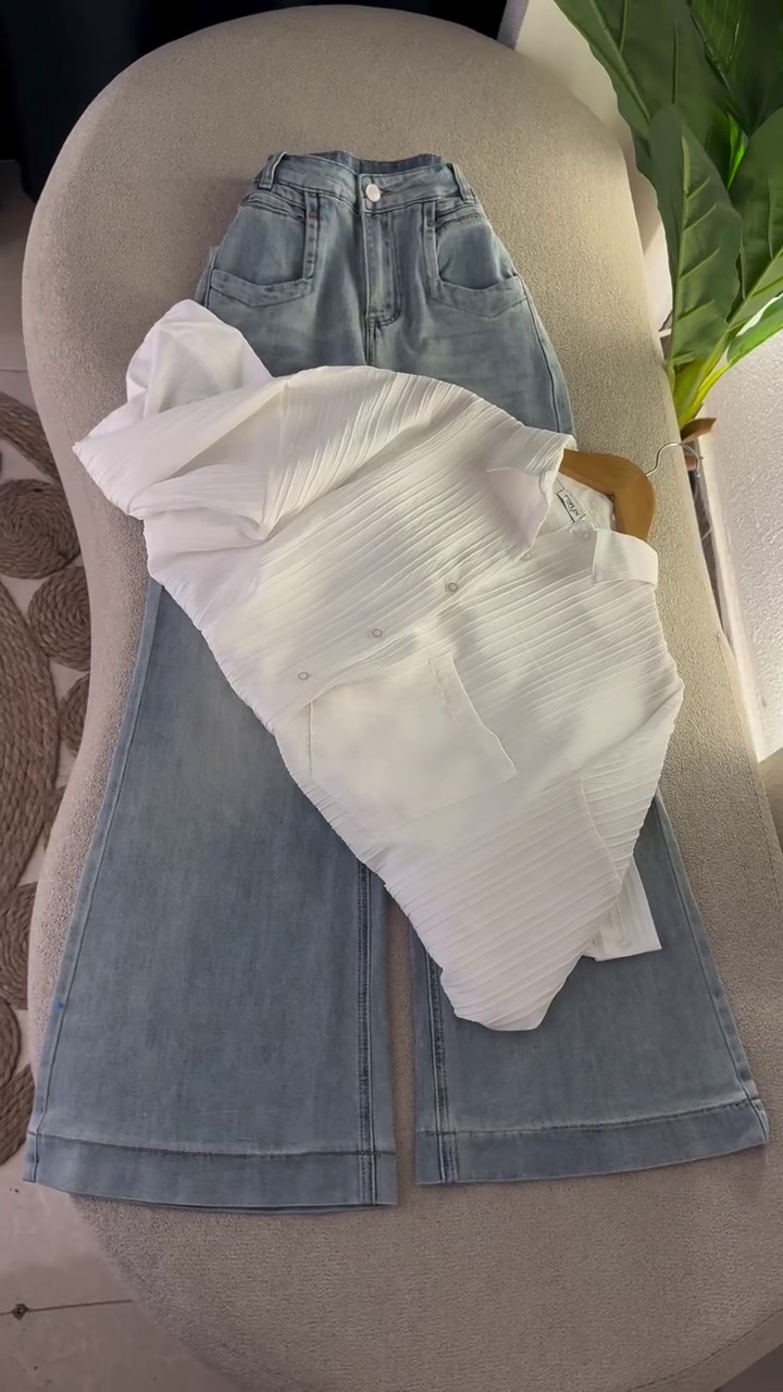 🤍✨ “Pure Elegance Textured White Shirt & Soft Denim Set – Minimal, Classy & Comfort-Fit (XXS–XXL)” ✨🤍