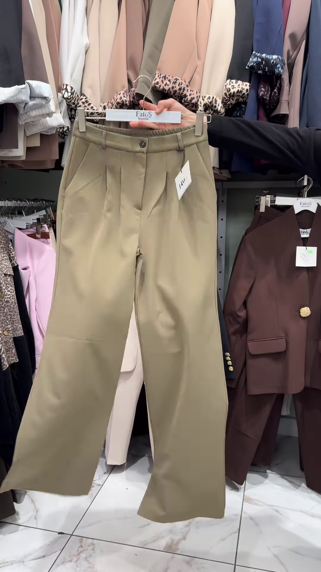 Floral Knit Vest Shirt Set – Elegant Layered Look with Artistic Details 🌸🤍