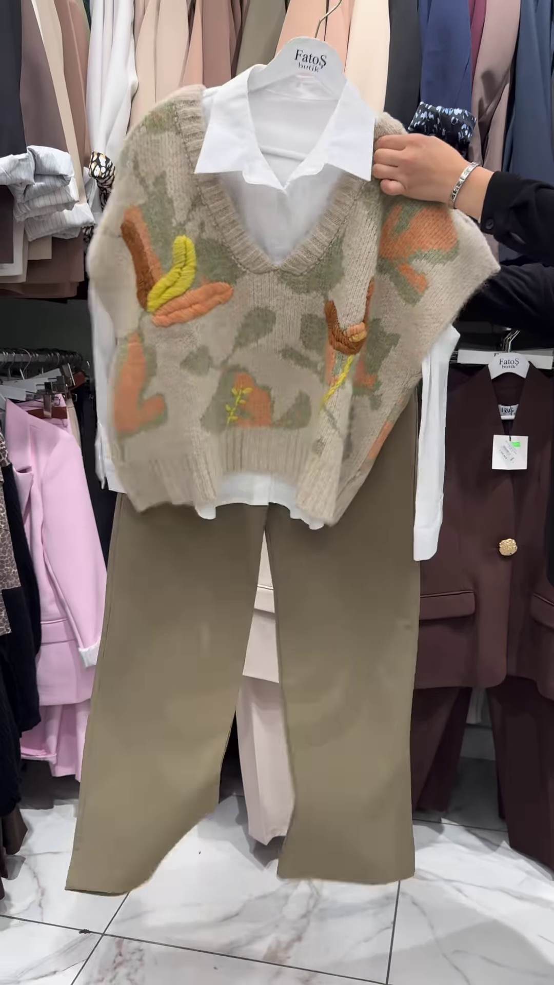 Floral Knit Vest Shirt Set – Elegant Layered Look with Artistic Details 🌸🤍