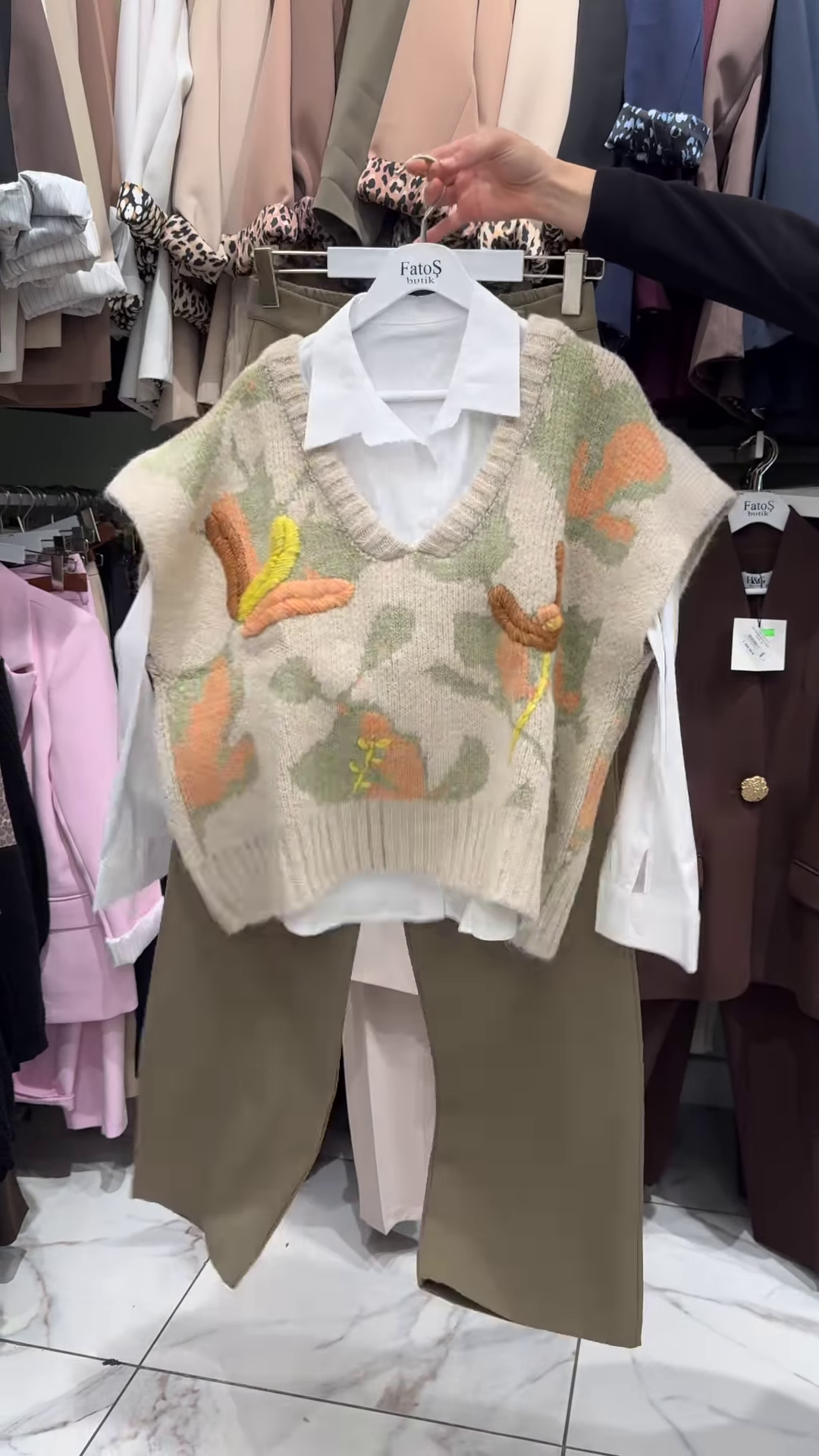 Floral Knit Vest Shirt Set – Elegant Layered Look with Artistic Details 🌸🤍