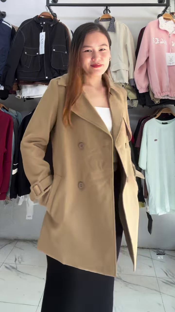 Elegant Short Trench Jacket – Modern Minimal Outerwear 🤍✨