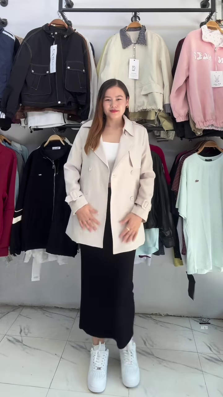 Elegant Short Trench Jacket – Modern Minimal Outerwear 🤍✨