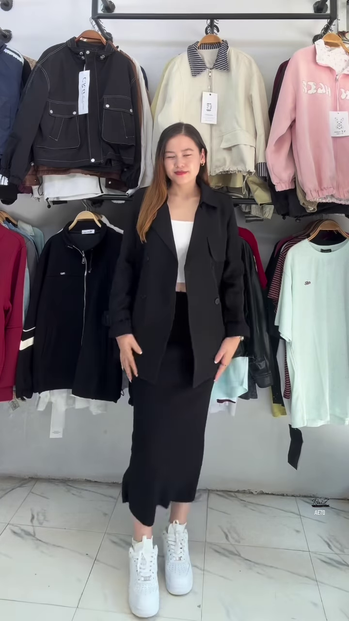 Elegant Short Trench Jacket – Modern Minimal Outerwear 🤍✨