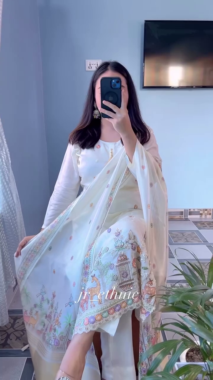 ✨ Ivory Heritage Embroidered Ethnic Suit Set – Elegant Traditional Festive Outfit 🌸👑