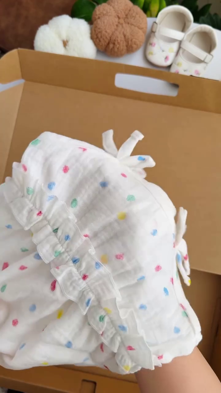 🌿 Tiny Bloom Smocked Romper – Soft Floral Baby Essential 🌿