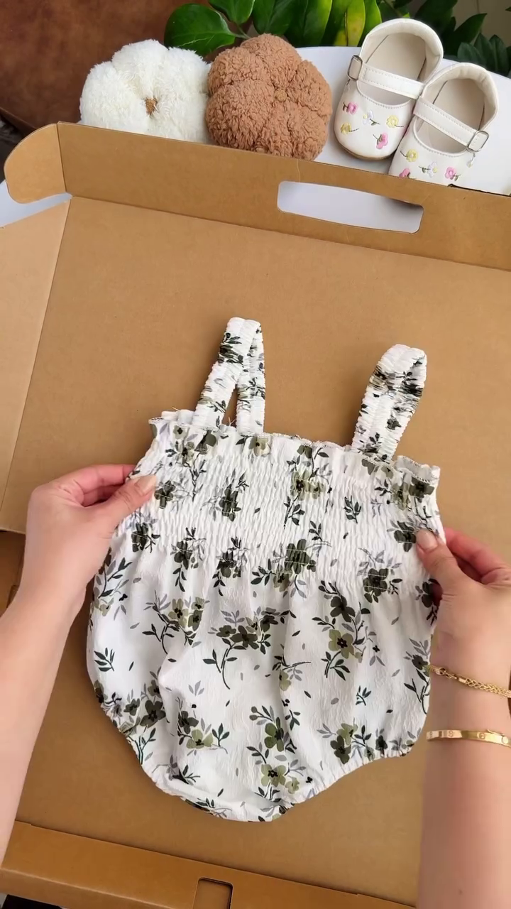 🌿 Tiny Bloom Smocked Romper – Soft Floral Baby Essential 🌿