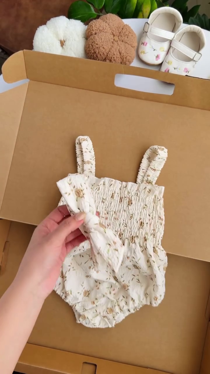 🌿 Tiny Bloom Smocked Romper – Soft Floral Baby Essential 🌿