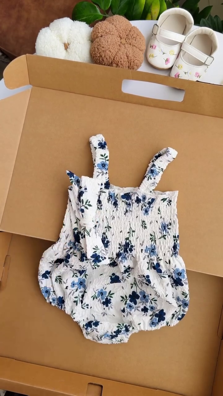 🌿 Tiny Bloom Smocked Romper – Soft Floral Baby Essential 🌿