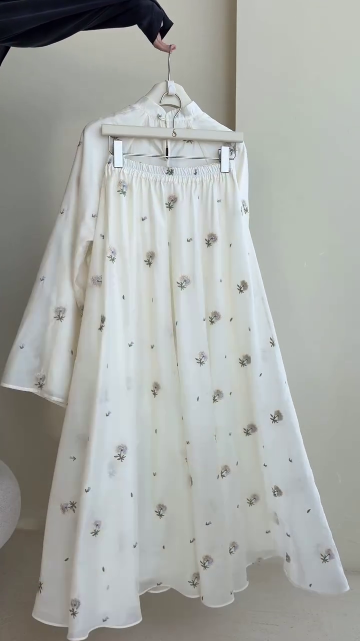 🤍 Ethereal Daisy Embroidered Co-Ord Set – Elegant Sheer Layered Top & Skirt 🌼✨
