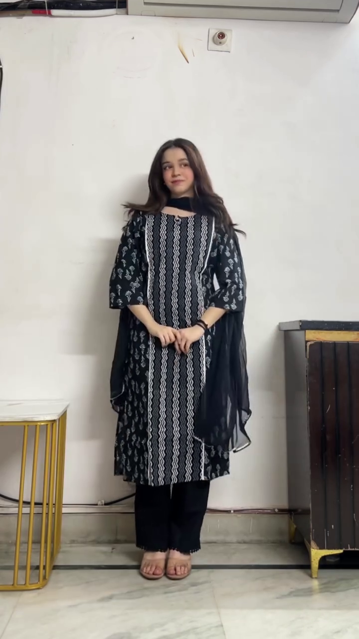 🖤 Midnight Elegance Kurta Set with Printed Dupatta – Timeless Grace & Bold Charm 🖤