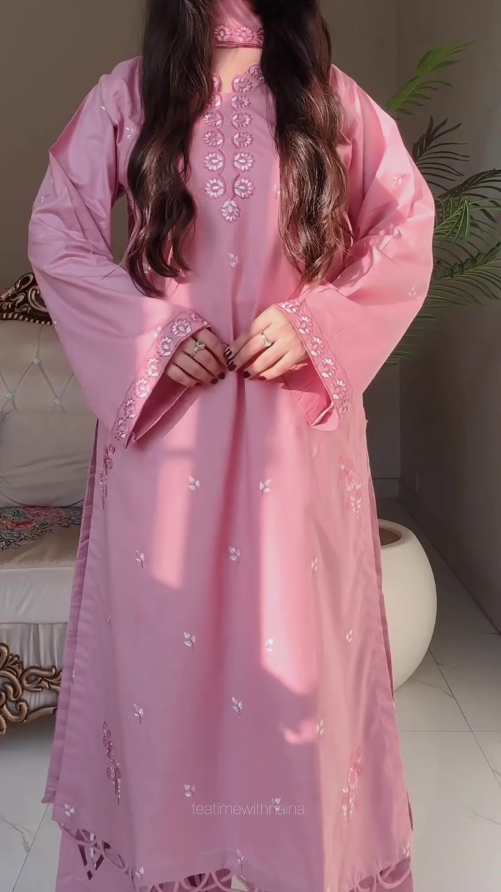 🌸 Blush Petal Embroidered Kurta Set – Soft Elegance Redefined 🌸