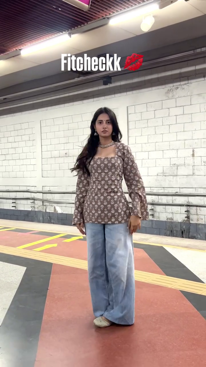 🤎 Vintage Bloom Peplum Top – Effortless Street Style with a Feminine Touch 🌸✨