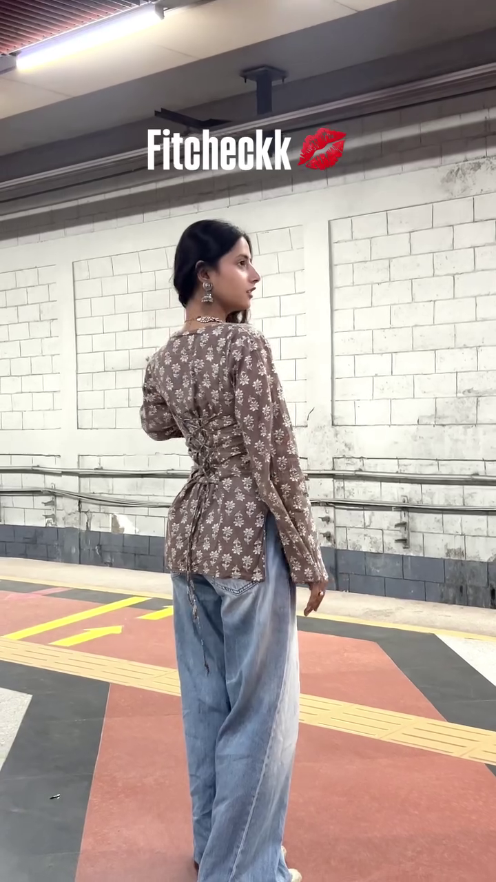 🤎 Vintage Bloom Peplum Top – Effortless Street Style with a Feminine Touch 🌸✨