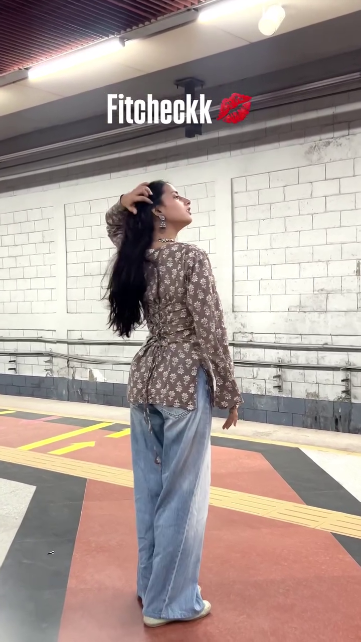 🤎 Vintage Bloom Peplum Top – Effortless Street Style with a Feminine Touch 🌸✨